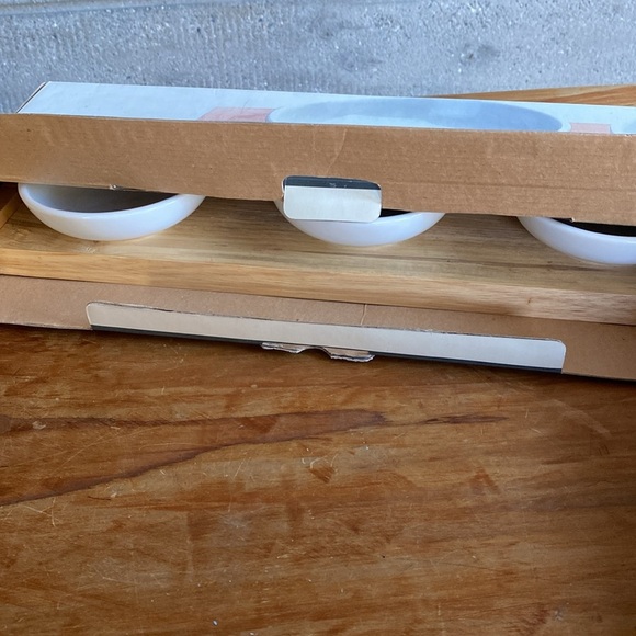 Serving dishes (3 round bowls on timber stand) - Picture 7 of 10